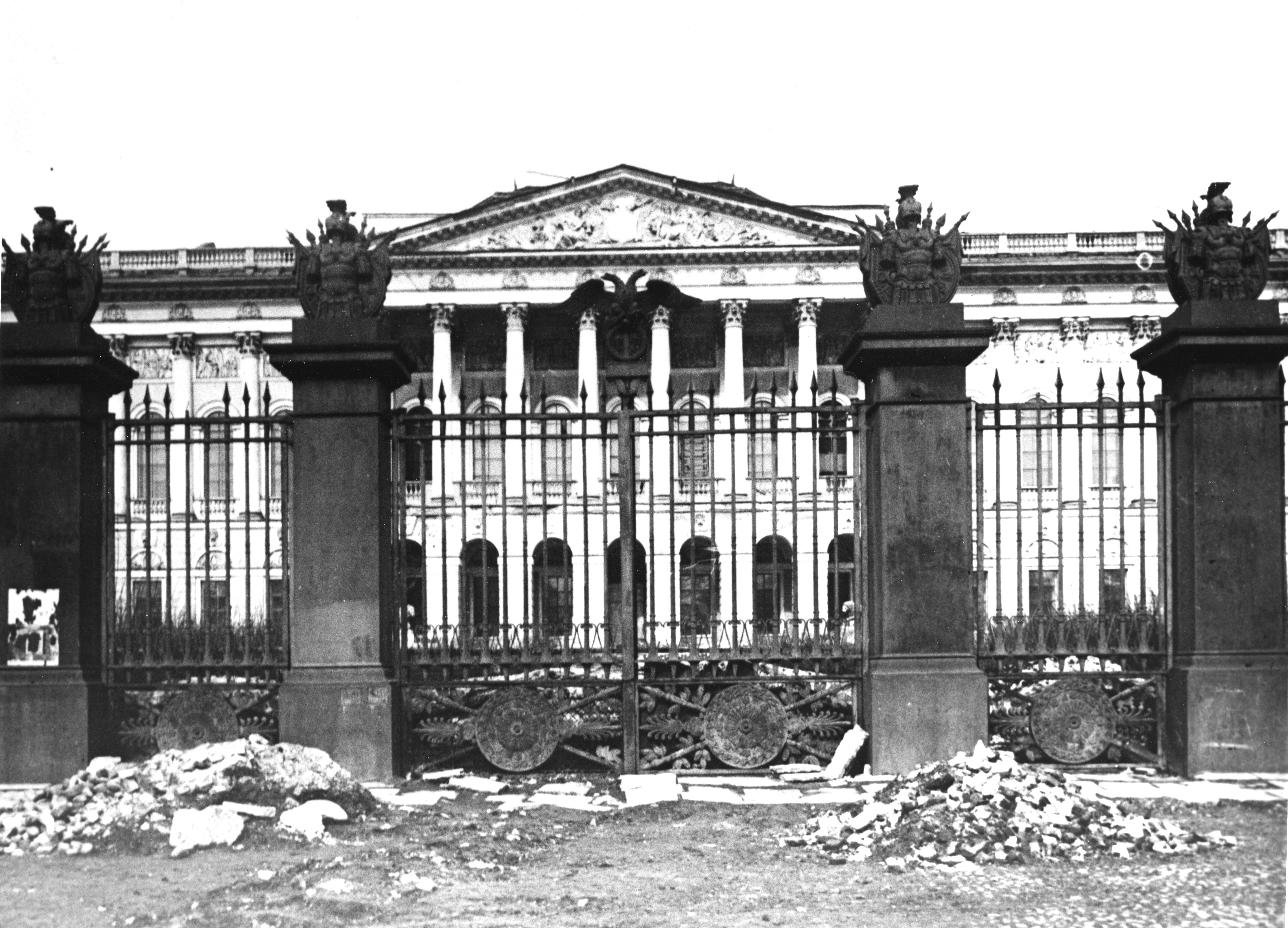 СОТРУДНИКИ РУССКОГО МУЗЕЯ,РАБОТАВШИЕ В ЛЕНИНГРАДЕ В ДНИ ВЕЛИКОЙ ОТЕЧЕСТВЕННОЙ ВОЙНЫ.